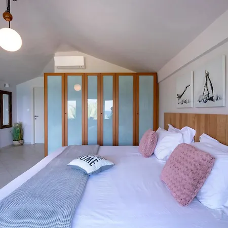 Exceptional Beachfront Blue Cocoon 别墅