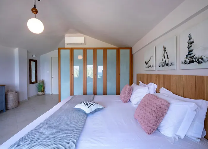 Exceptional Beachfront Blue Cocoon Vilă